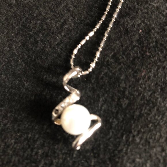 3 Pre-loved women's necklace silver tone chain with pendent very good condition - Picture 2 of 4